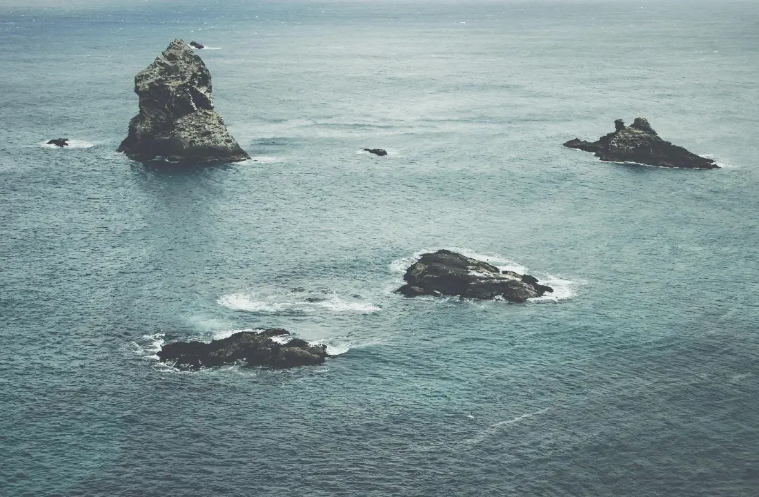 2k海上孤岛壁纸|蓝色海洋背景图片 - 自然礁石景观「哲风壁纸」 2k海上孤岛壁纸|蓝色海洋背景图片 - 自然礁石景观「哲风壁纸」