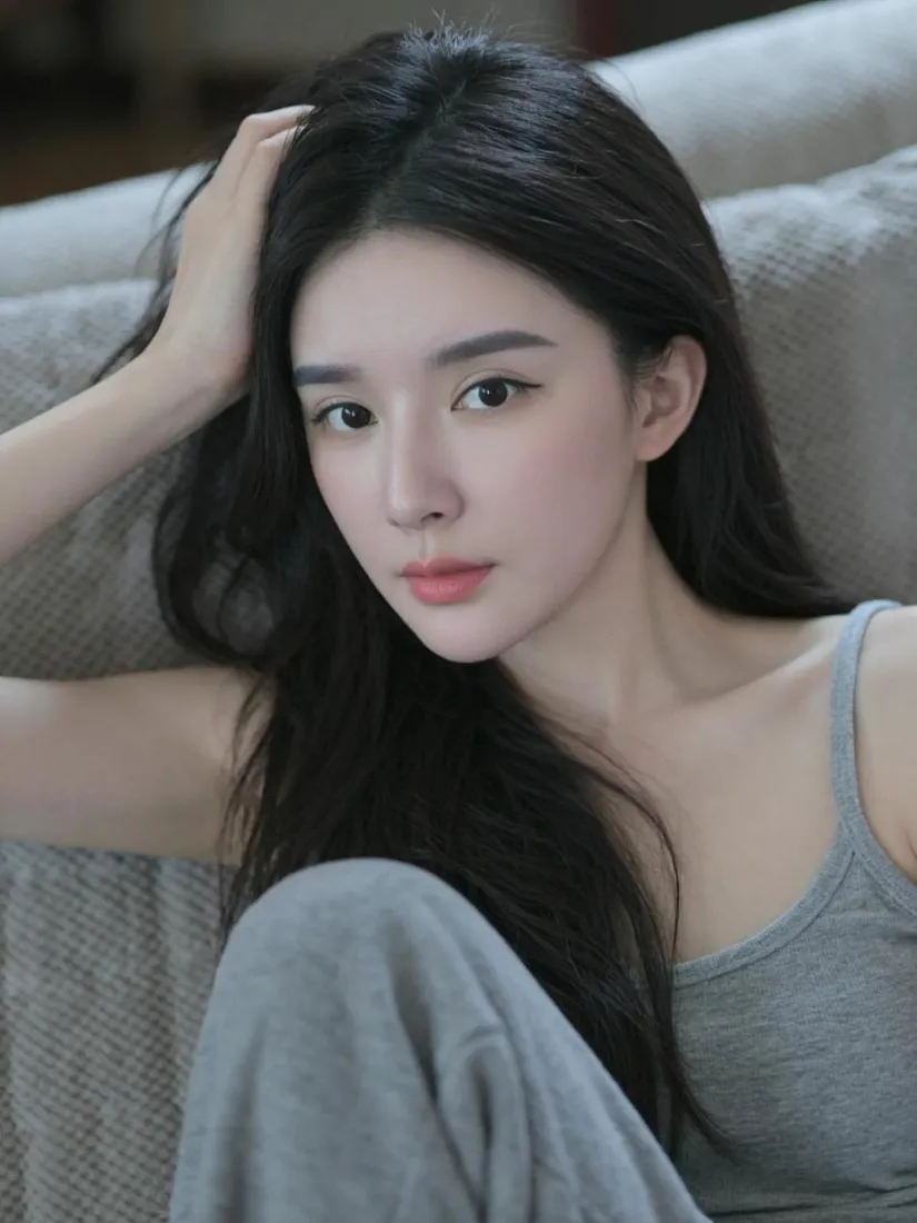 长发美女手机壁纸｜居家沙发背景图片 - 纯欲清冷感少女「哲风壁纸」