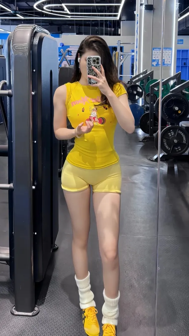 健身美女手机壁纸|健身房背景图片 - 黄色运动穿搭「哲风壁纸」 健身美女手机壁纸|健身房背景图片 - 黄色运动穿搭「哲风壁纸」
