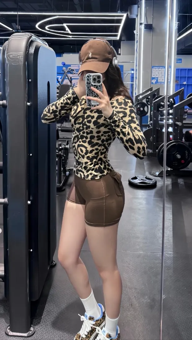 健身美女手机壁纸|健身房对镜自拍背景图片 - 豹纹运动穿搭「哲风壁纸」 健身美女手机壁纸|健身房对镜自拍背景图片 - 豹纹运动穿搭「哲风壁纸」