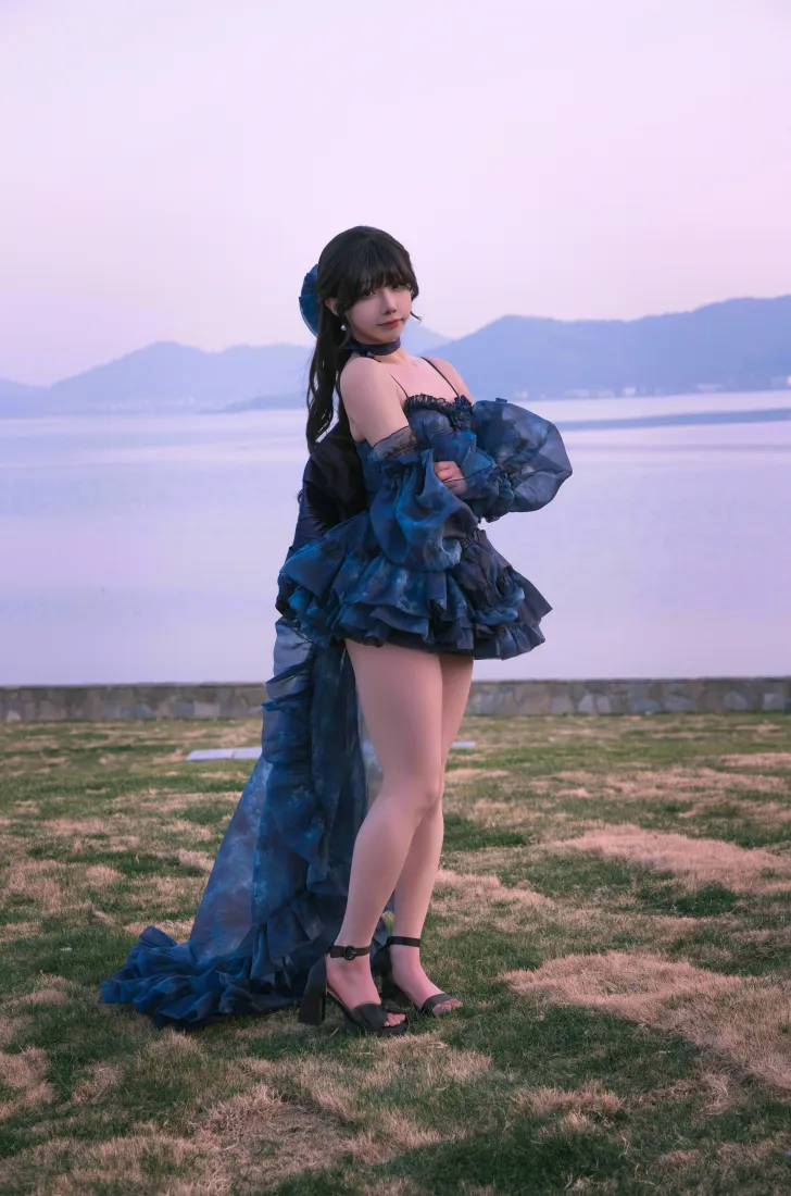 蓝裙美女手机壁纸|湖畔草地背景图片 - 户外氛围感人像「哲风壁纸」 蓝裙美女手机壁纸|湖畔草地背景图片 - 户外氛围感人像「哲风壁纸」