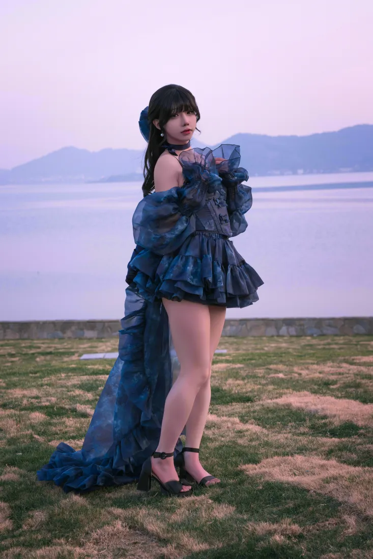 蓝裙美女手机壁纸|湖畔草地背景图片 - 氛围感人像写真「哲风壁纸」 蓝裙美女手机壁纸|湖畔草地背景图片 - 氛围感人像写真「哲风壁纸」