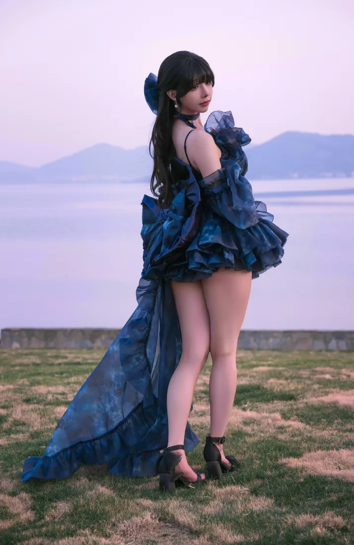 蓝裙美女手机壁纸|湖边草地背景图片 - 远山湖畔气质写真「哲风壁纸」 蓝裙美女手机壁纸|湖边草地背景图片 - 远山湖畔气质写真「哲风壁纸」