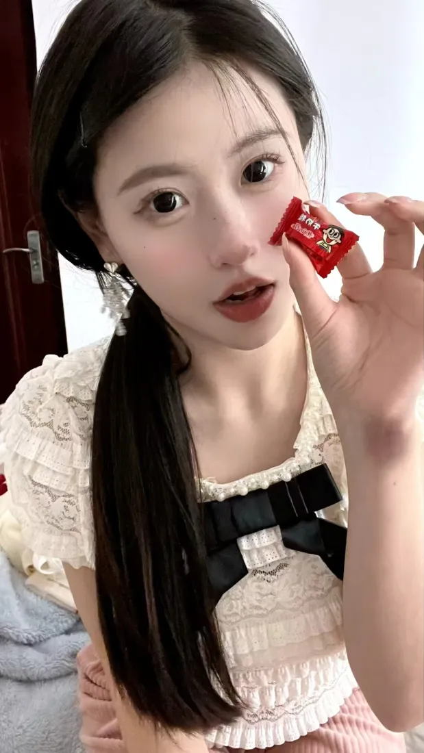 长发美女手机壁纸｜居家穿搭背景图片 - 手持糖果清纯少女「哲风壁纸」