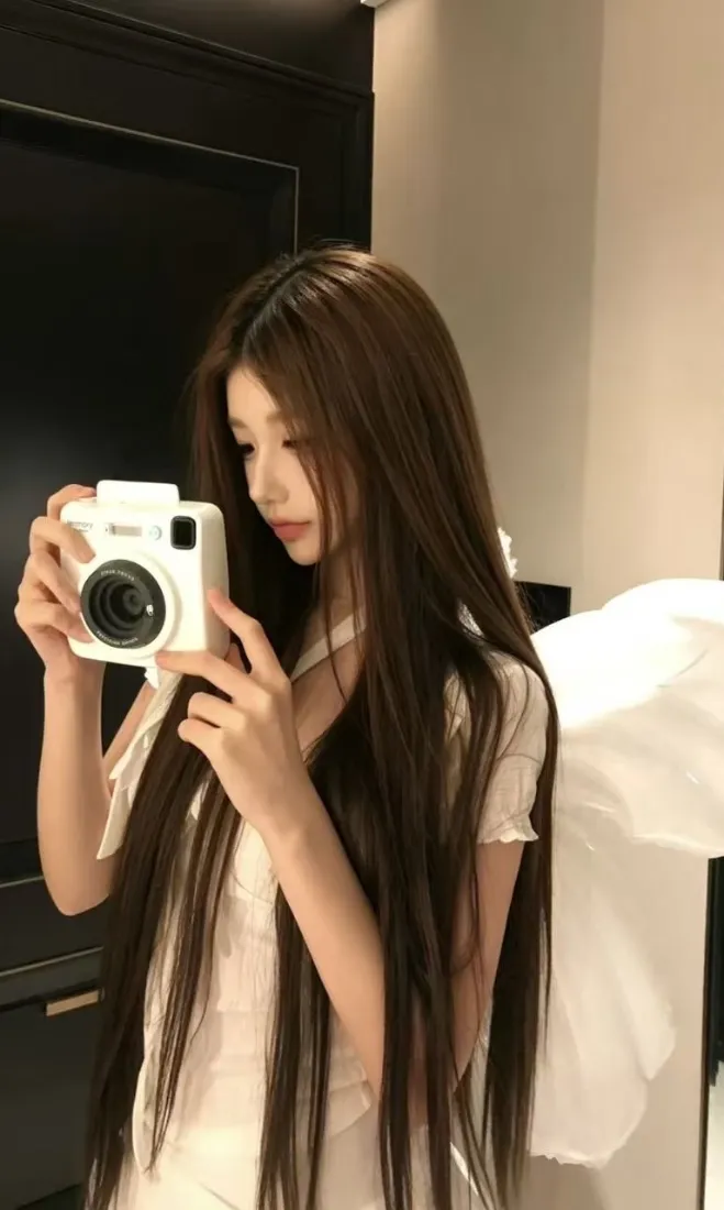 长发美女手机壁纸｜居家场景背景图片 - 手持拍立得对镜拍「哲风壁纸」
