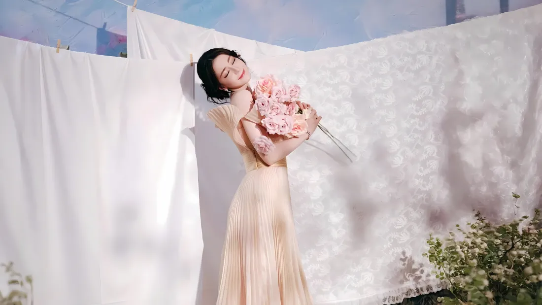 5k迪丽热巴壁纸|浅裙捧花白幕背景图片 - 时尚清新写真「哲风壁纸」 5k迪丽热巴壁纸|浅裙捧花白幕背景图片 - 时尚清新写真「哲风壁纸」