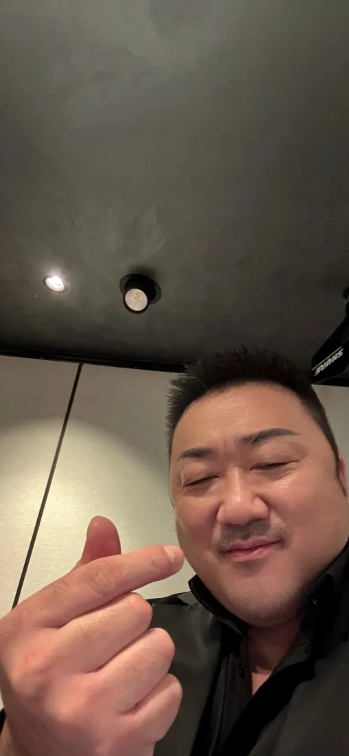 马东锡手机壁纸｜简约室内居家背景图片 - 比心手势成熟男人「哲风壁纸」
