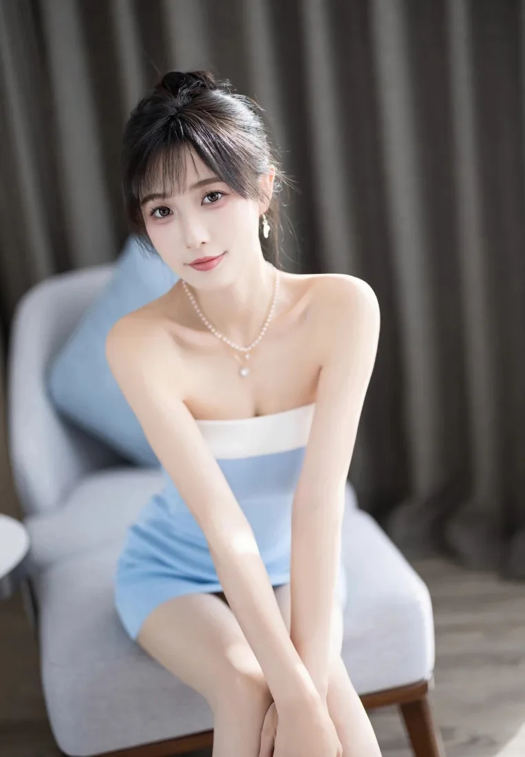 蓝裙气质美女手机壁纸｜室内沙发背景图片 - 时尚写真「哲风壁纸」