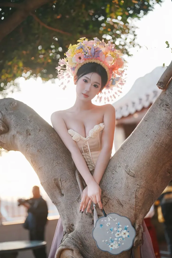 簪花美女手机壁纸|户外古建大树背景图片 - 暖光氛围感写真「哲风壁纸」 簪花美女手机壁纸|户外古建大树背景图片 - 暖光氛围感写真「哲风壁纸」