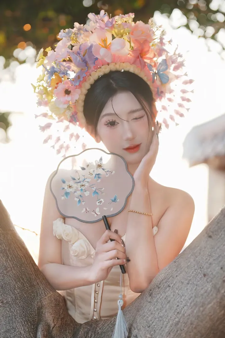 蟳埔簪花美女手机壁纸｜国风团扇背景图片 - 户外暖光写真「哲风壁纸」
