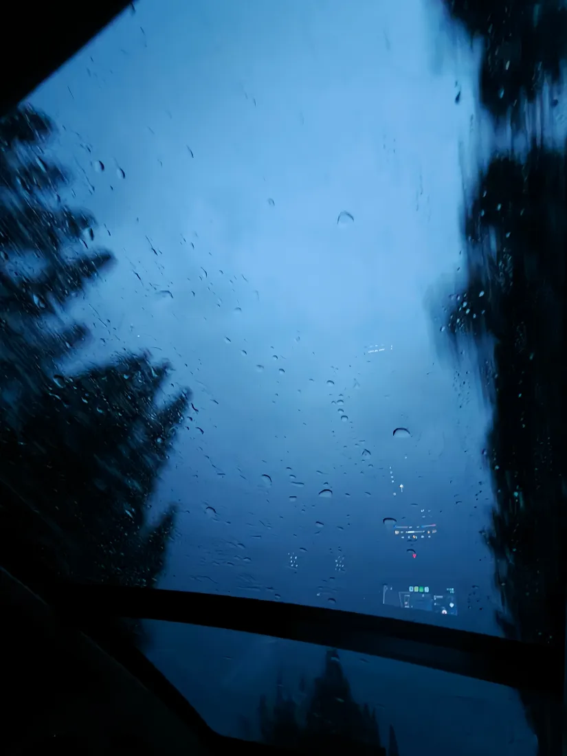 车窗风景手机壁纸|雨天户外背景图片 - 蓝色雨景「哲风壁纸」 车窗风景手机壁纸|雨天户外背景图片 - 蓝色雨景「哲风壁纸」