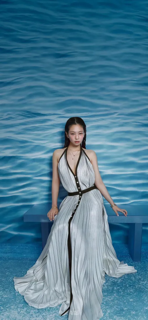 Jennie手机壁纸｜蓝色水纹背景图片 - 白裙时尚大片「哲风壁纸」