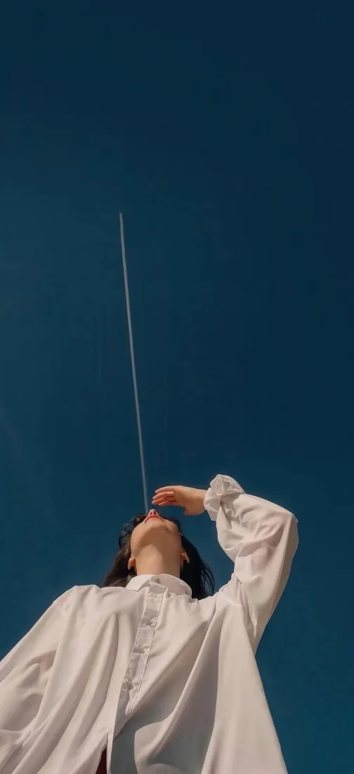 白衬衫少女手机壁纸｜湛蓝天空背景图片 - 文艺氛围感「哲风壁纸」