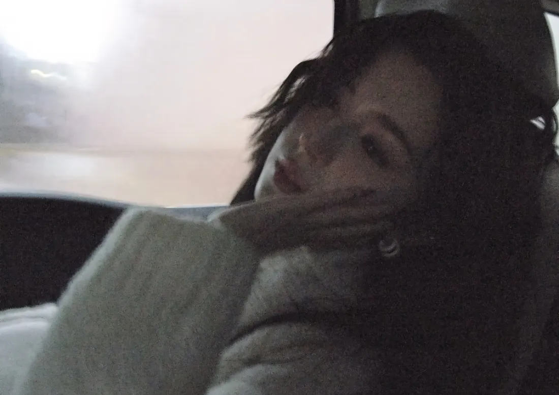 2k哈尼克孜壁纸｜车内休闲背景图片 - 美女明星写真「哲风壁纸」