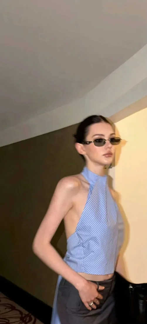 酷飒墨镜美女手机壁纸｜简约室内背景图片 - 时尚潮流穿搭「哲风壁纸」