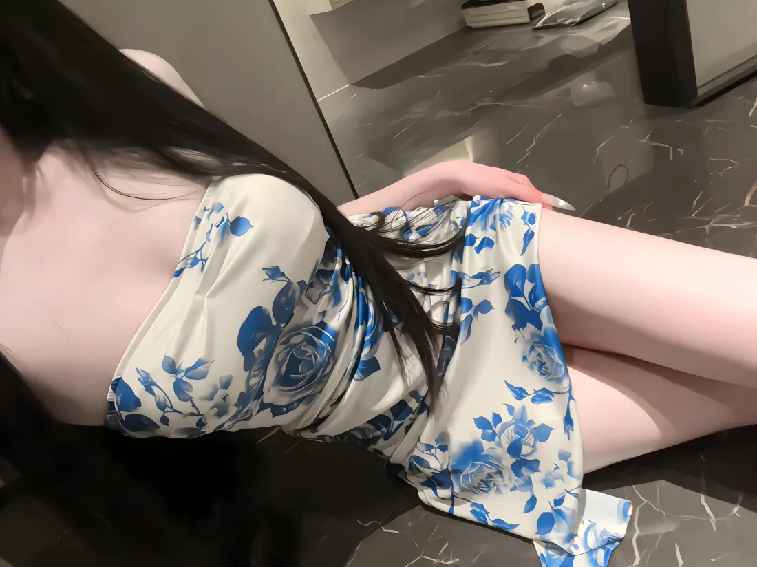 3k蓝花裙美女壁纸|大理石地面背景图片 - 氛围感人像「哲风壁纸」 3k蓝花裙美女壁纸|大理石地面背景图片 - 氛围感人像「哲风壁纸」