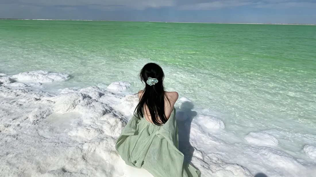 3k绿裙少女壁纸|青色盐湖背景图片 - 治愈氛围感「哲风壁纸」 3k绿裙少女壁纸|青色盐湖背景图片 - 治愈氛围感「哲风壁纸」