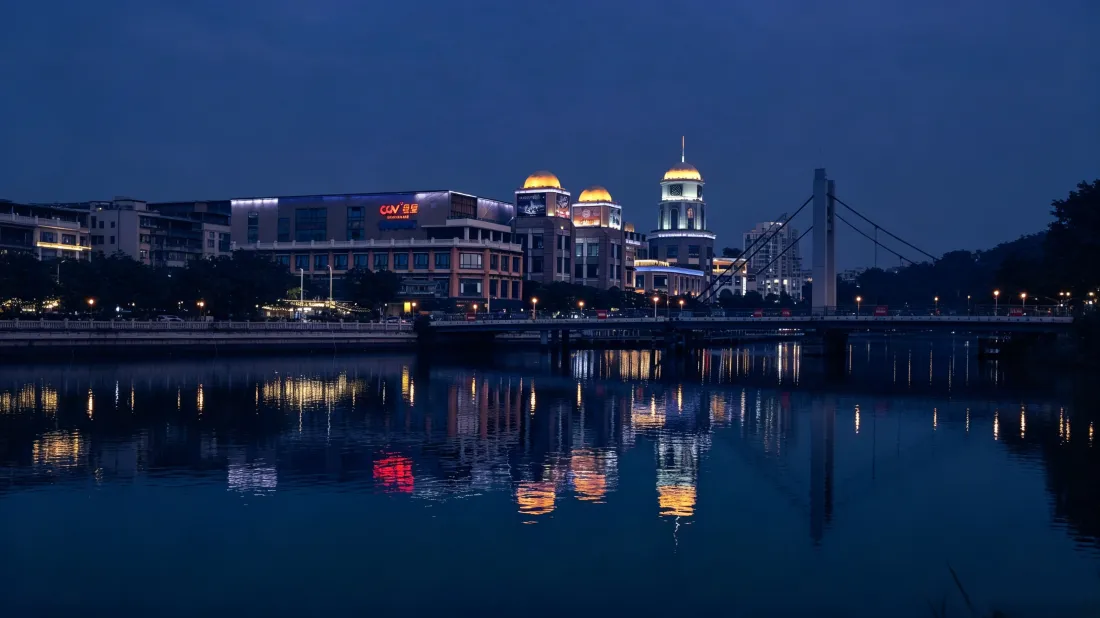 3k滨水城市夜景壁纸｜沿岸建筑背景图片 - 水面灯光倒影「哲风壁纸」