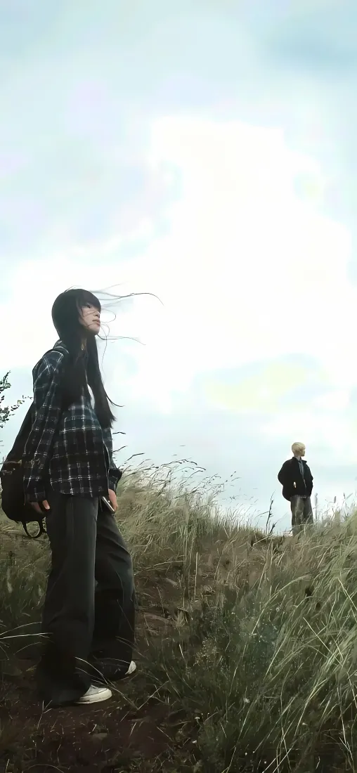 郊野少女手机壁纸｜天空野草背景图片 - 清新户外场景「哲风壁纸」