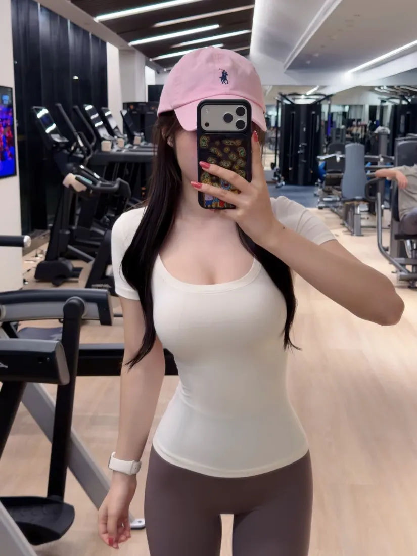 健身美女手机壁纸|健身房对镜拍背景图片 - 运动风穿搭展示「哲风壁纸」 健身美女手机壁纸|健身房对镜拍背景图片 - 运动风穿搭展示「哲风壁纸」