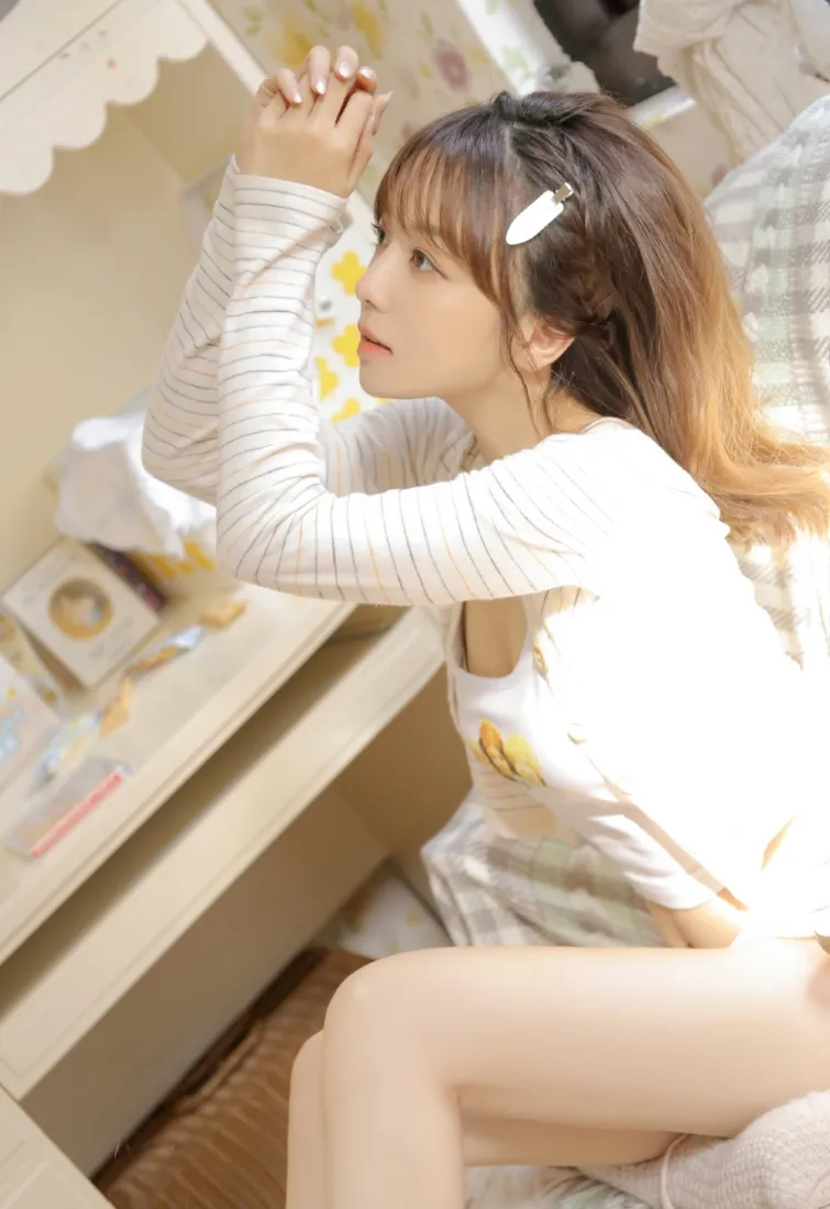 清纯美女手机壁纸｜居家室内背景图片 - 白色穿搭少女写真「哲风壁纸」