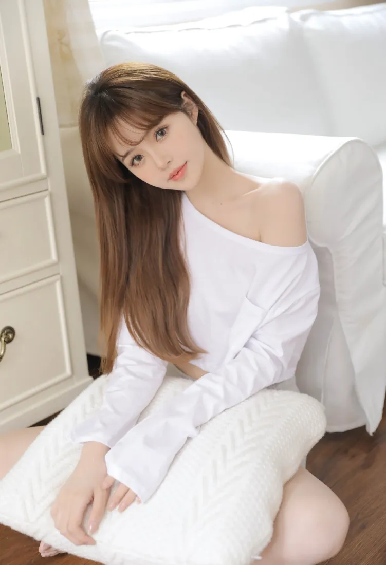 露肩美女手机壁纸｜居家沙发背景图片 - 清纯写真「哲风壁纸」