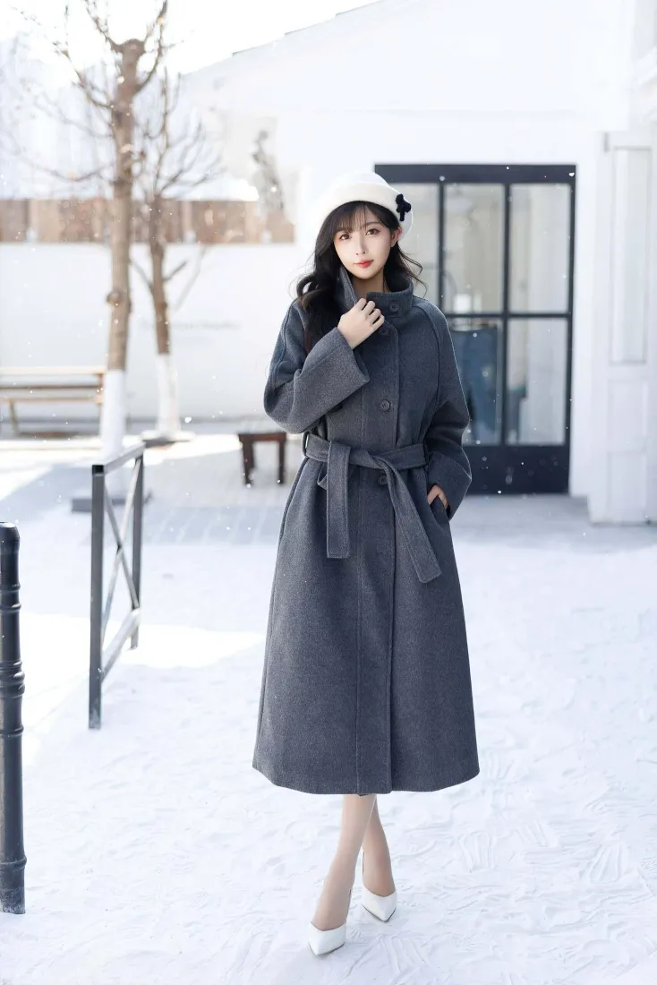 性感美女手机壁纸｜冬日雪地背景图片 - 灰色大衣时尚穿搭「哲风壁纸」