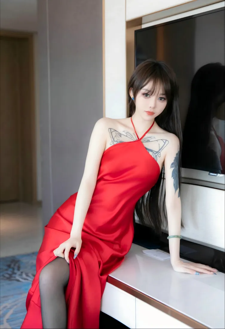 性感红裙模特手机壁纸|室内写真背景图片 - 纹身黑丝美女「哲风壁纸」 性感红裙模特手机壁纸|室内写真背景图片 - 纹身黑丝美女「哲风壁纸」