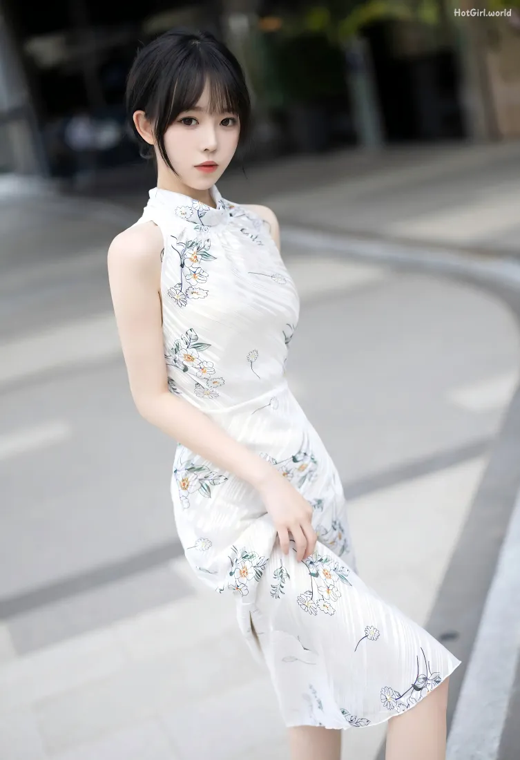 旗袍美女模特手机壁纸|城市街道背景图片 - 性感温婉气质「哲风壁纸」 旗袍美女模特手机壁纸|城市街道背景图片 - 性感温婉气质「哲风壁纸」