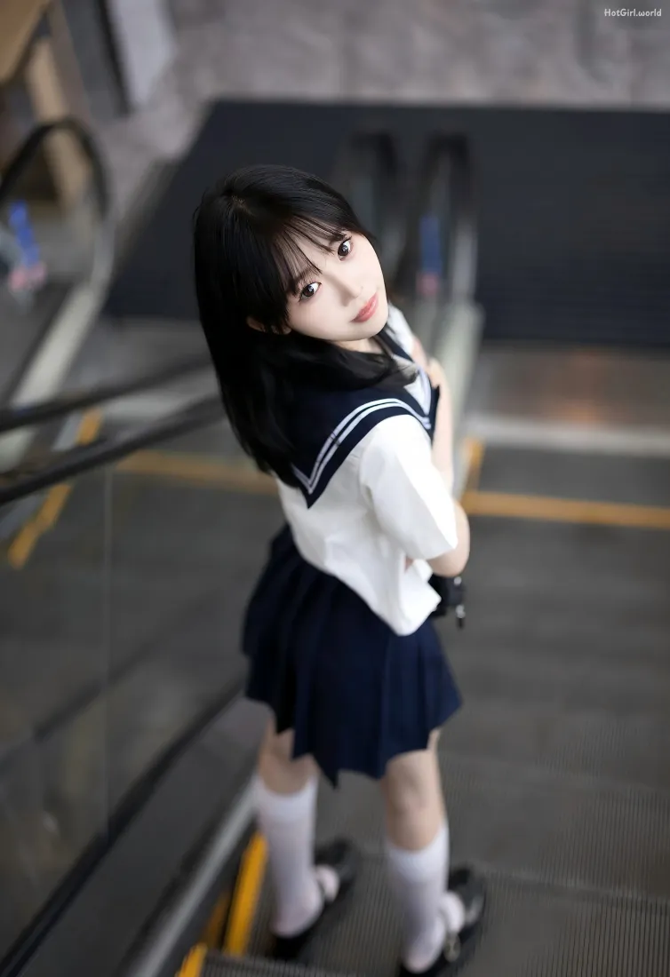 JK水手服美女手机壁纸｜楼梯场景背景图片 - 性感模特写真「哲风壁纸」