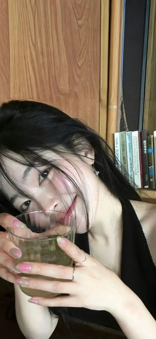 喝水少女手机壁纸|居家室内背景图片 - 性感吊带美女日常写真「哲风壁纸」 喝水少女手机壁纸|居家室内背景图片 - 性感吊带美女日常写真「哲风壁纸」