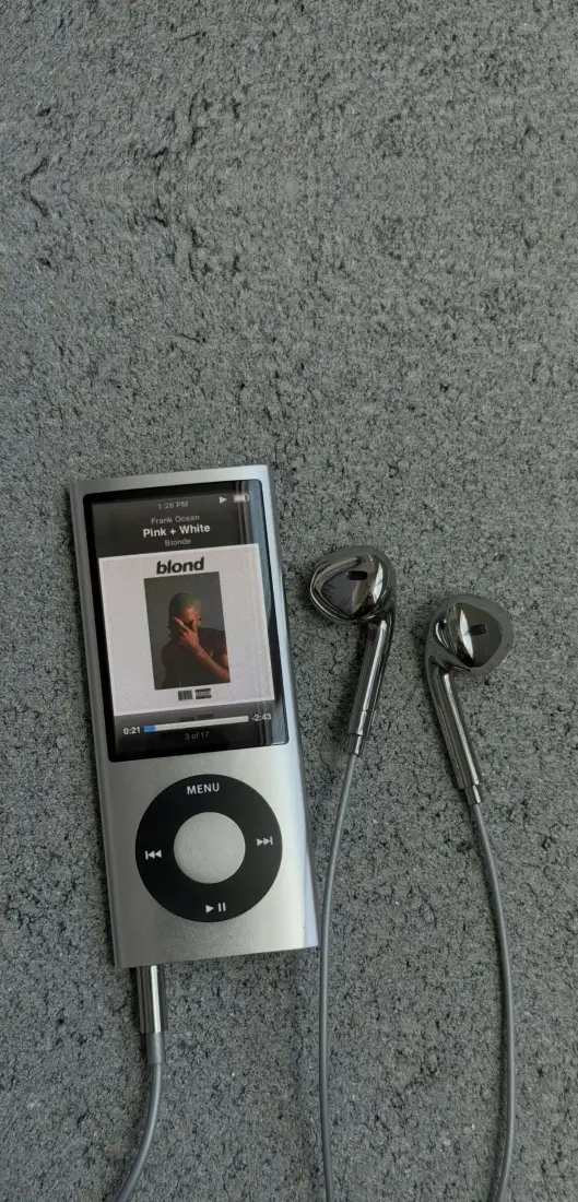 简约耳机手机壁纸｜iPod播放器背景图片 - 极简质感桌面「哲风壁纸」