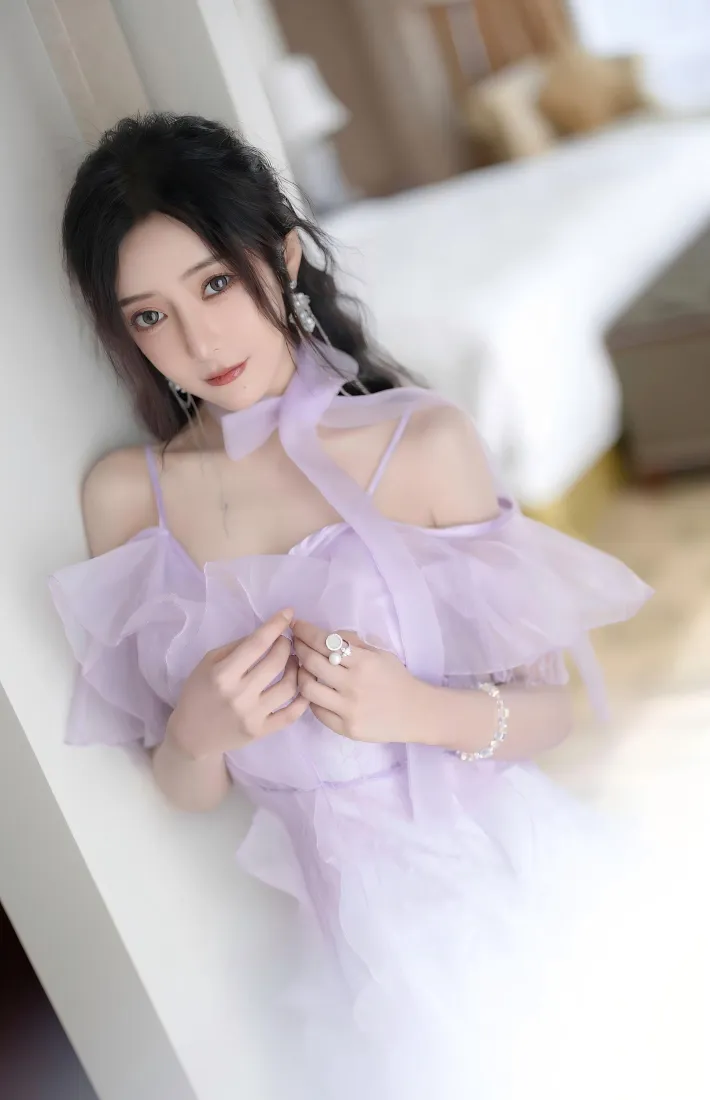 性感美女手机壁纸｜紫色纱裙居家背景图片 - 优雅气质写真「哲风壁纸」