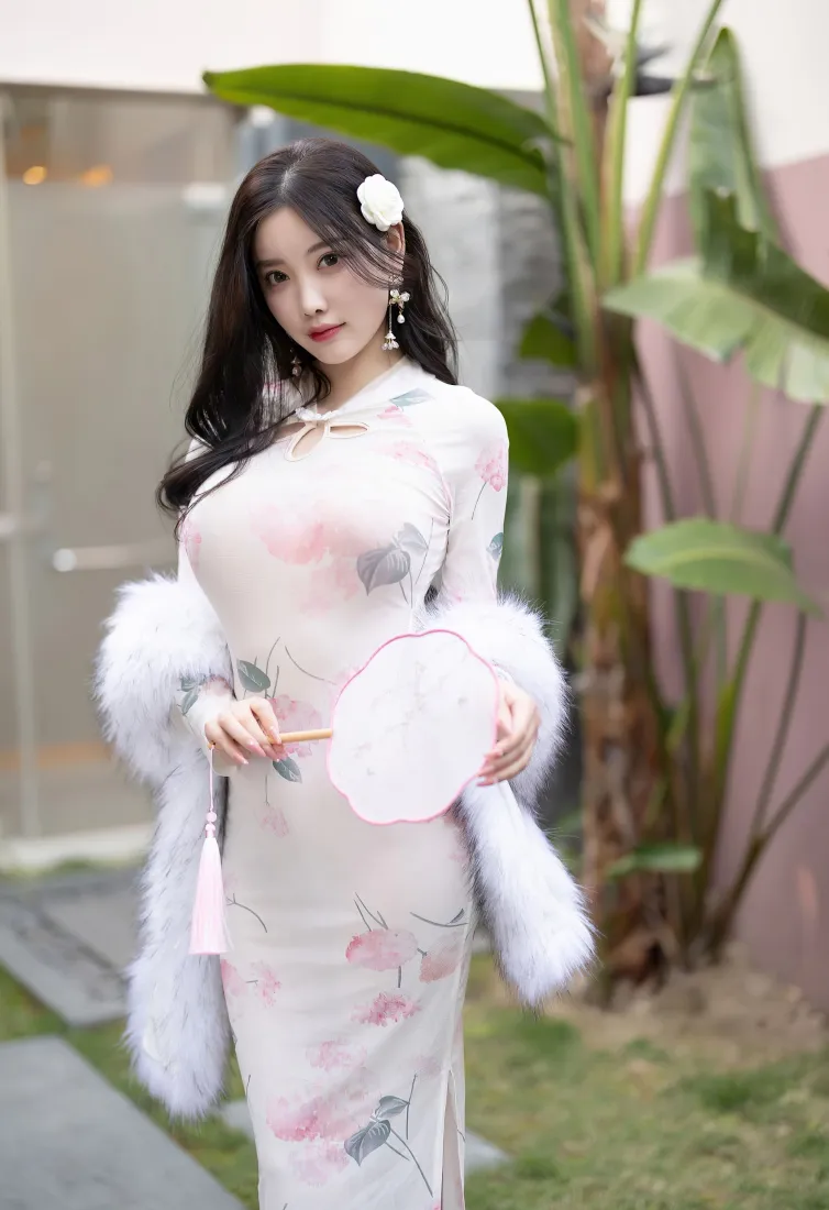 旗袍美女手机壁纸｜室外庭院绿植背景图片 - 性感国风写真「哲风壁纸」