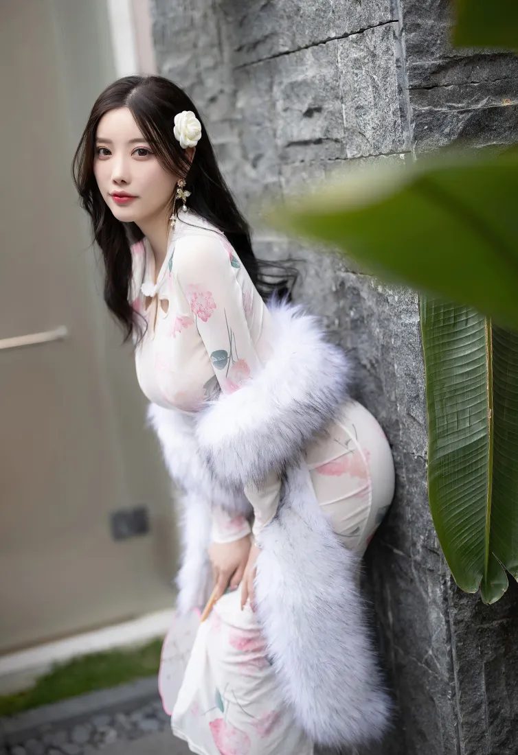 旗袍美女手机壁纸|户外石墙绿植背景图片 - 性感优雅穿搭「哲风壁纸」 旗袍美女手机壁纸|户外石墙绿植背景图片 - 性感优雅穿搭「哲风壁纸」