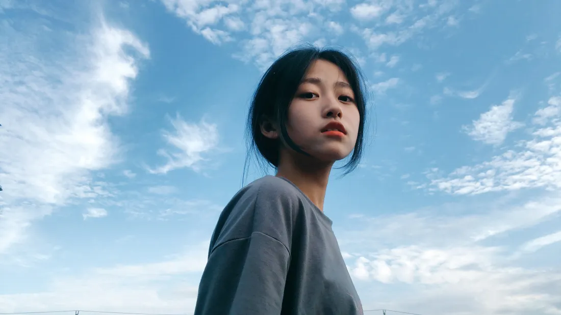 4k短发美女万万壁纸|蓝天白云背景图片 - 清新户外人像「哲风壁纸」 4k短发美女万万壁纸|蓝天白云背景图片 - 清新户外人像「哲风壁纸」
