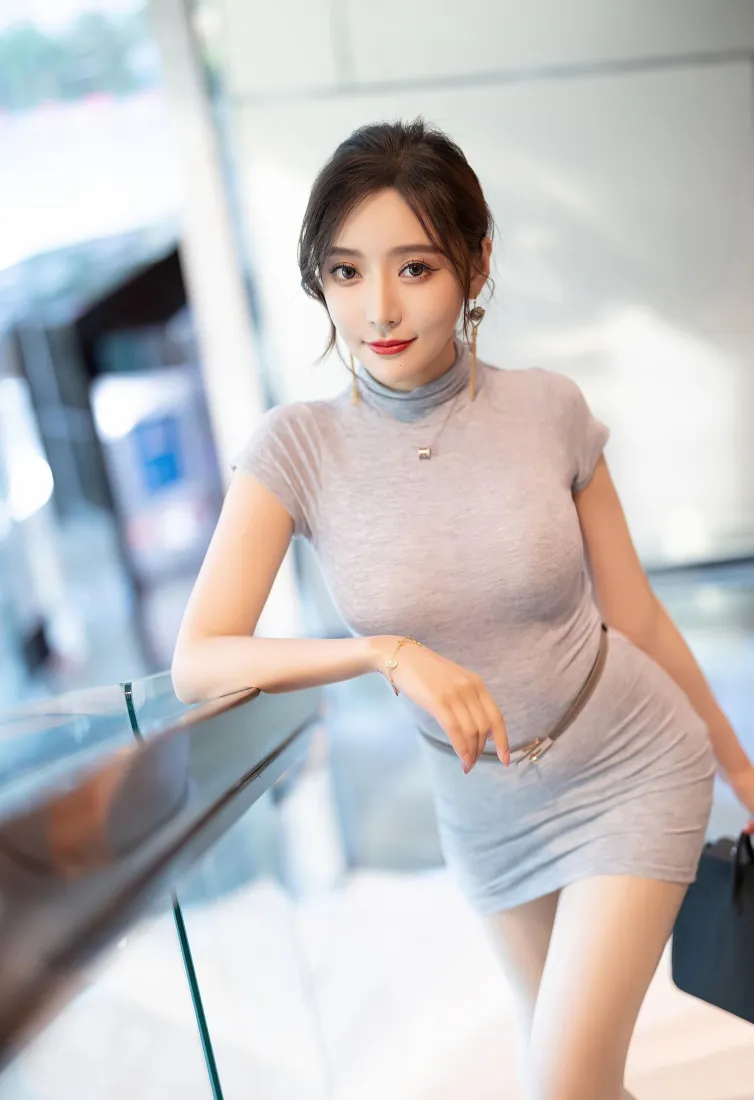 性感美女手机壁纸｜室内明亮背景图片 - 修身包臀裙时尚穿搭「哲风壁纸」