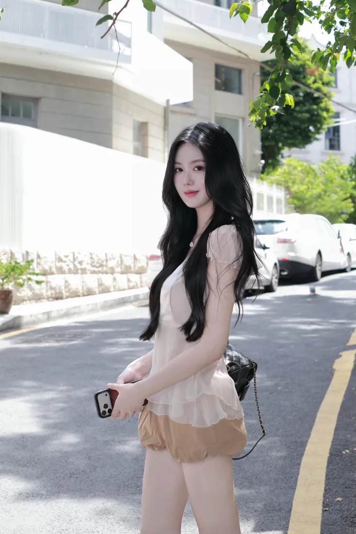 长发清纯美女手机壁纸｜户外街景背景图片 - 时尚休闲穿搭「哲风壁纸」