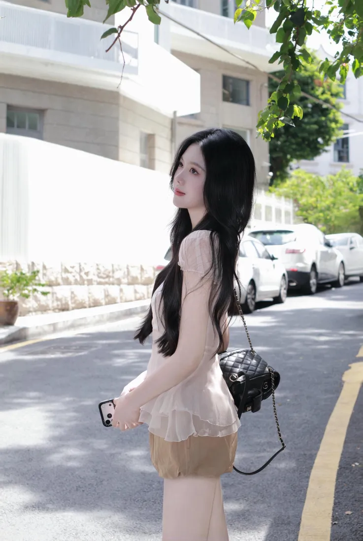 长发美女手机壁纸｜清新街景背景图片 - 手机随拍「哲风壁纸」