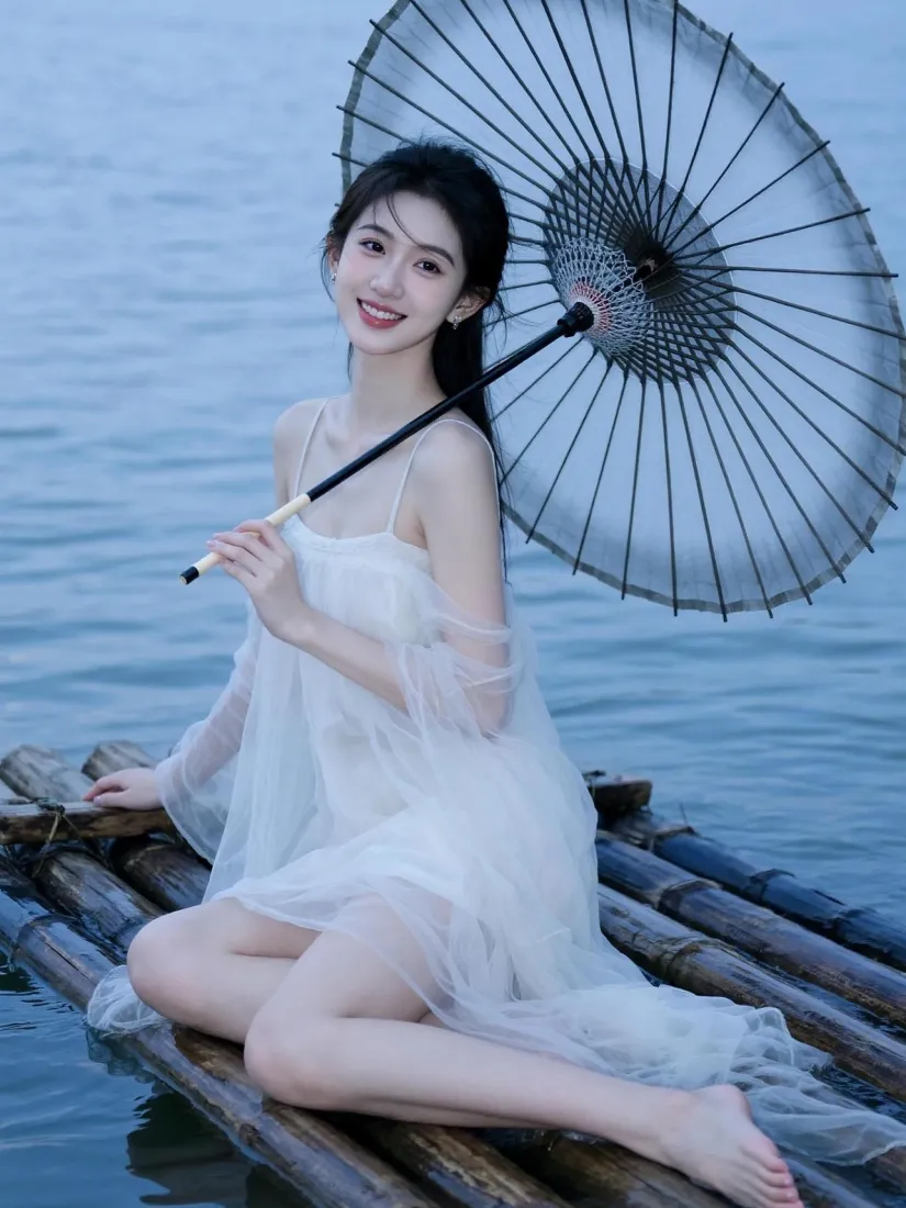 白裙清纯美女手机壁纸｜江面竹筏背景图片 - 清新氛围感写真「哲风壁纸」