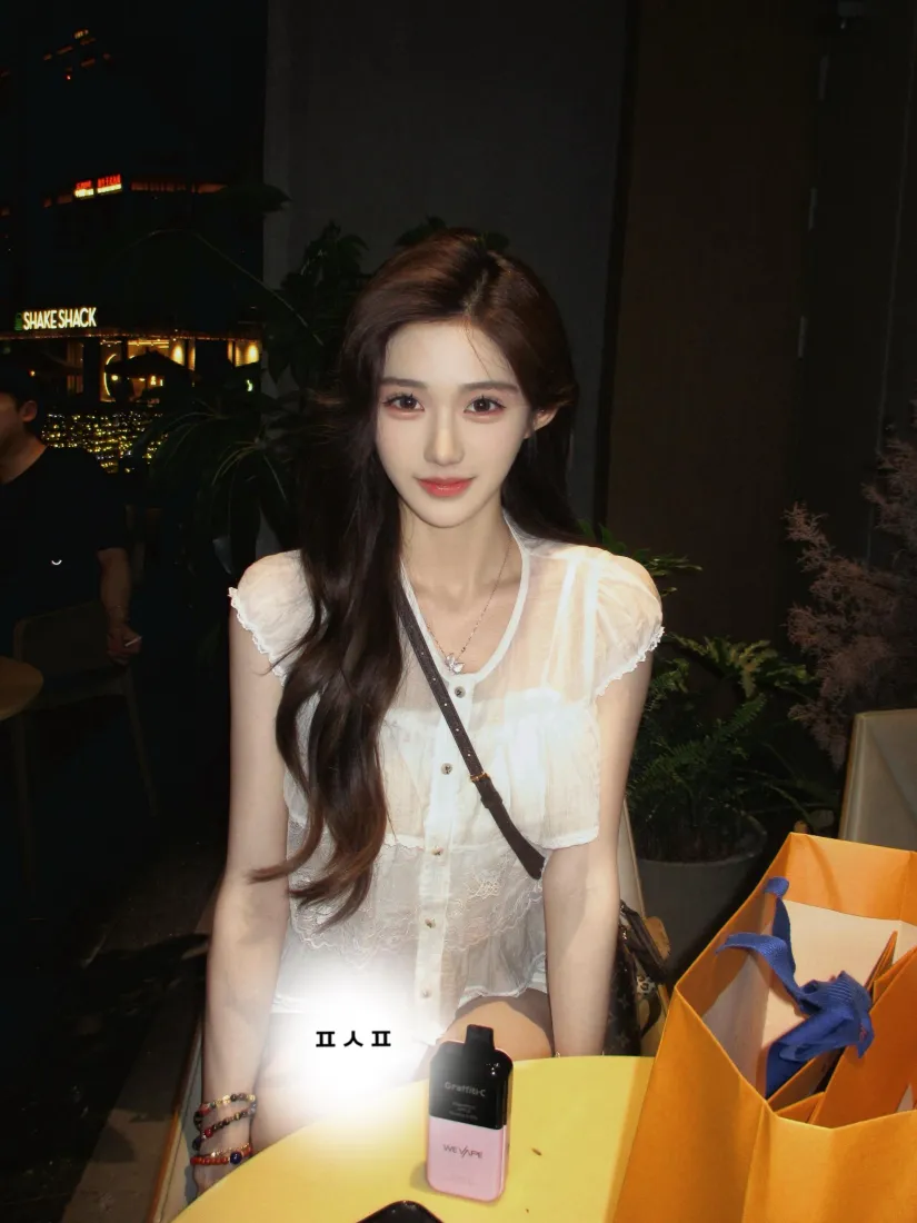 长发美女手机壁纸｜夜景街拍背景图片 - 时尚氛围感穿搭「哲风壁纸」