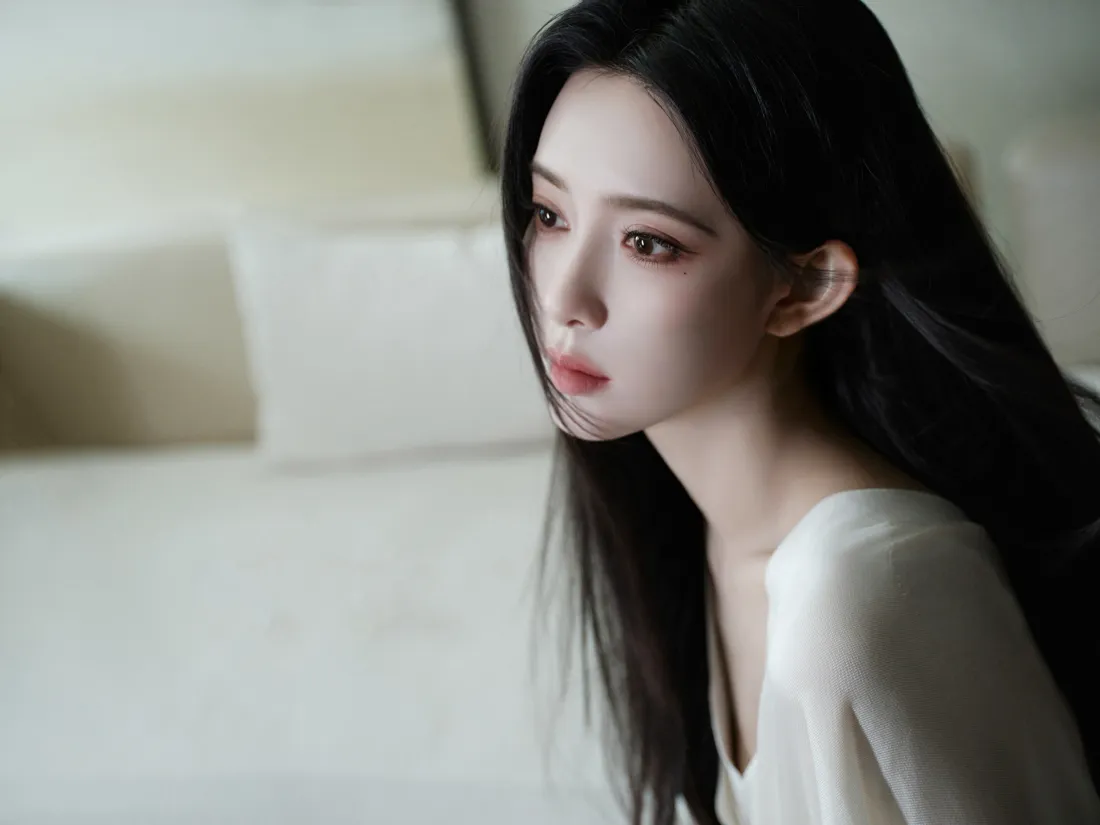 6k黑长直清冷美女壁纸|室内简约背景图片 - 氛围感人像「哲风壁纸」 6k黑长直清冷美女壁纸|室内简约背景图片 - 氛围感人像「哲风壁纸」