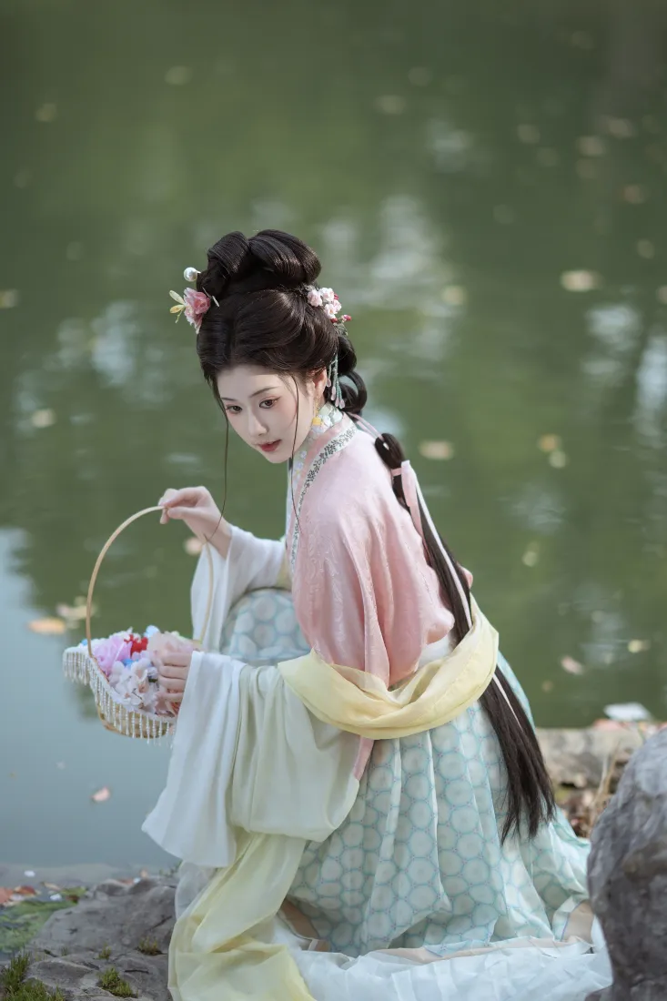 古典汉服美女手机壁纸|湖边提篮背景图片 - 国风少女写真「哲风壁纸」 古典汉服美女手机壁纸|湖边提篮背景图片 - 国风少女写真「哲风壁纸」