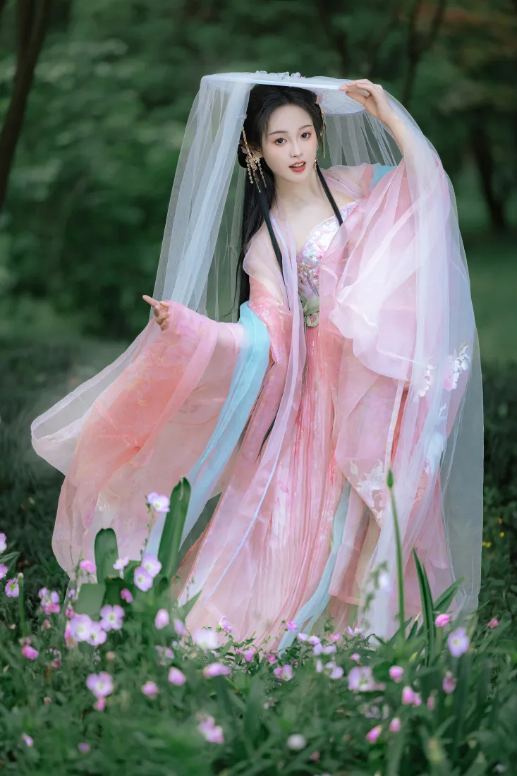 古典美女手机壁纸｜粉色汉服花丛背景图片 - 古风写真「哲风壁纸」