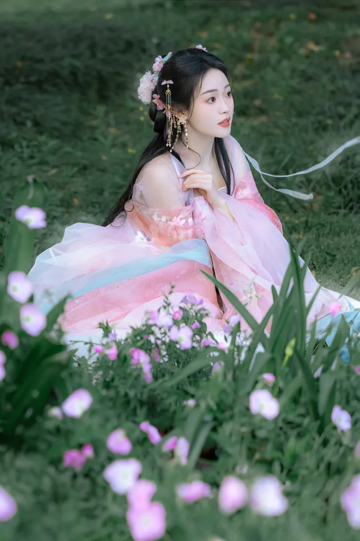 古典美女手机壁纸｜青草地花丛背景图片 - 汉服国风写真「哲风壁纸」