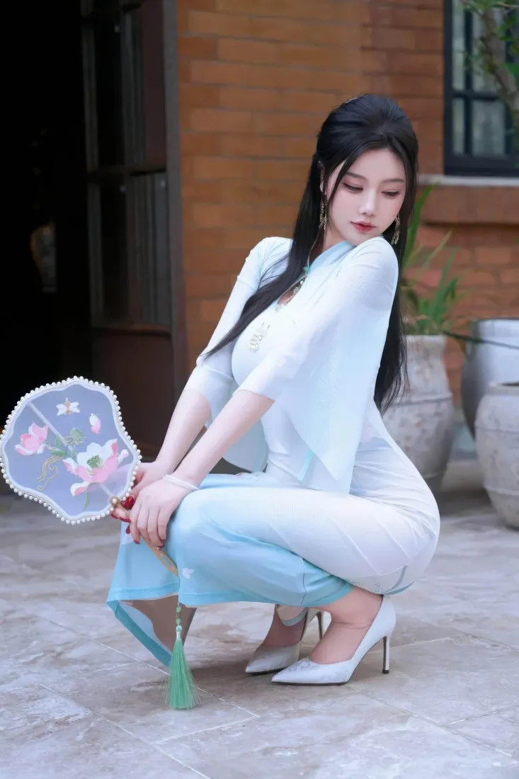 浅蓝旗袍美女手机壁纸|户外庭院背景图片 - 性感气质人像写真「哲风壁纸」 浅蓝旗袍美女手机壁纸|户外庭院背景图片 - 性感气质人像写真「哲风壁纸」