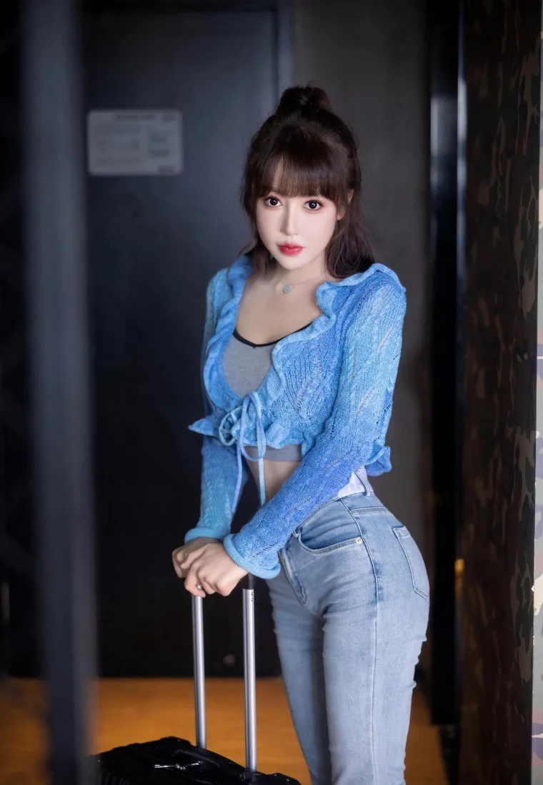 时尚美女手机壁纸｜行李箱出行背景图片 - 室内穿搭人像「哲风壁纸」