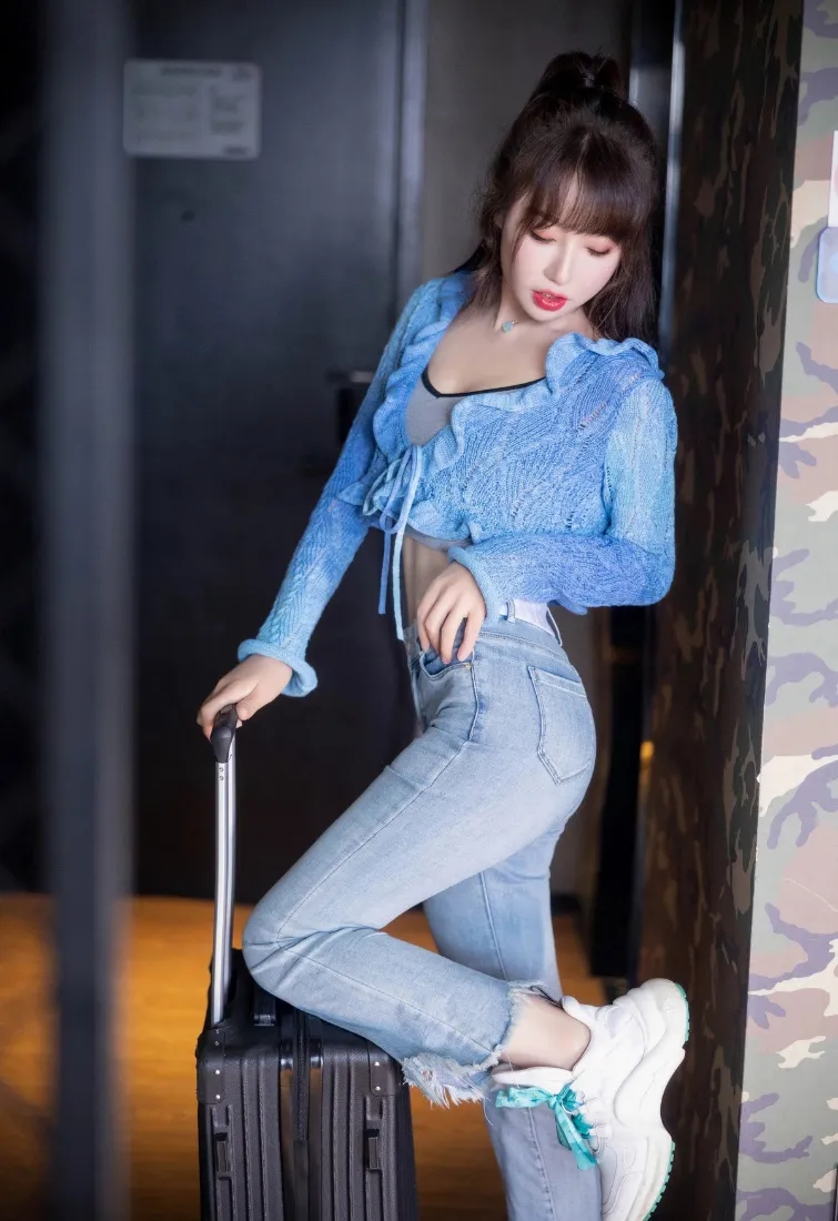 蓝衣美女手机壁纸｜行李箱背景图片 - 时尚休闲穿搭写真「哲风壁纸」