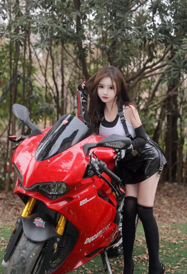 机车美女手机壁纸｜红色摩托户外背景图片 - 树林时尚写真「哲风壁纸」