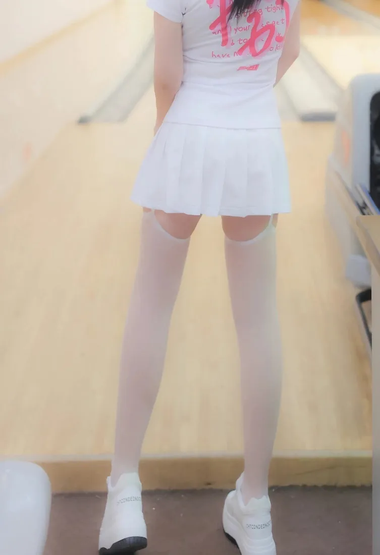 白百褶裙少女手机壁纸|室内穿搭背景图片 - 清新背影「哲风壁纸」 白百褶裙少女手机壁纸|室内穿搭背景图片 - 清新背影「哲风壁纸」